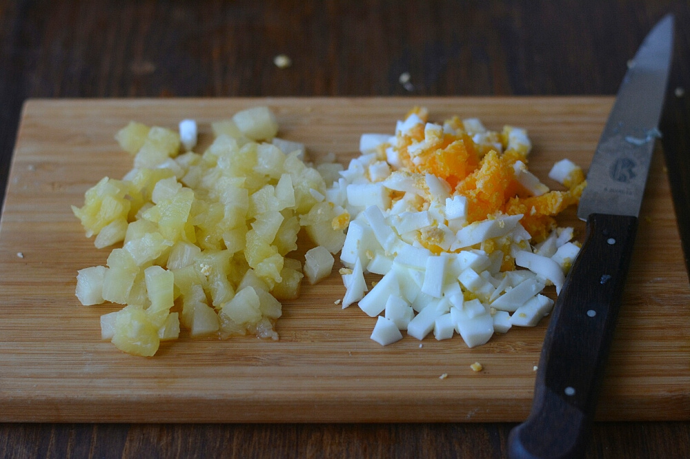 Тарталетки с салатом из курицы и ананасом. 