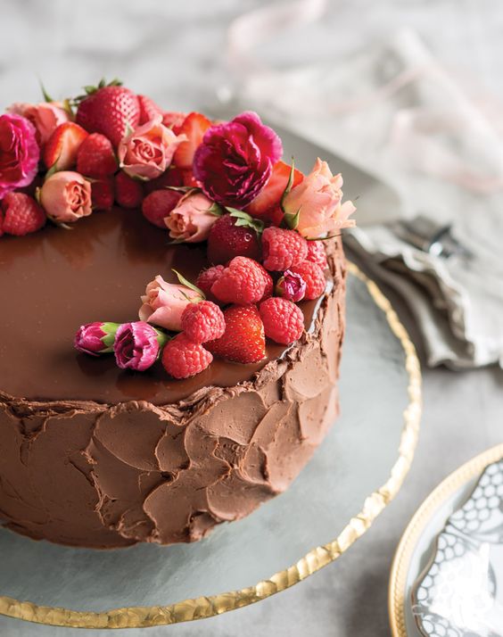 Шоколадный домашний торт с ягодами