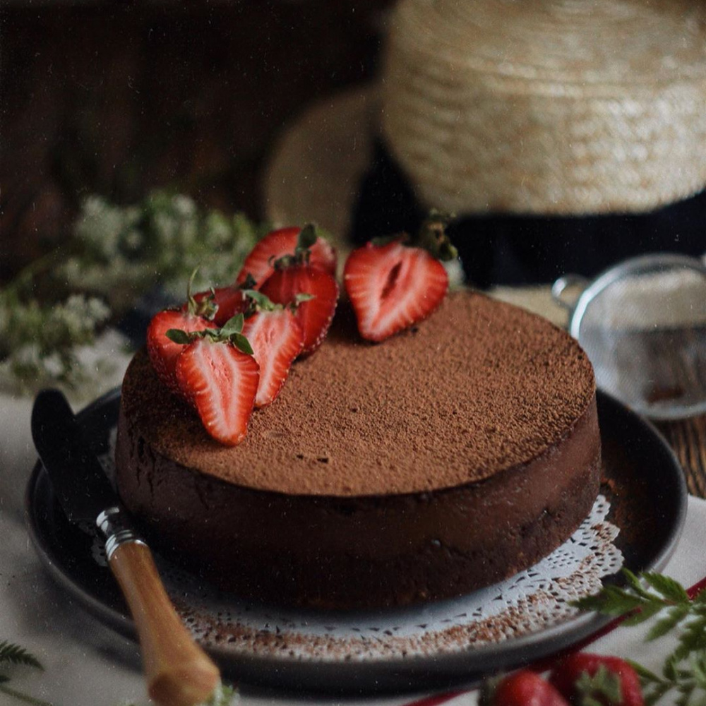 шоколадный торт с клубникой