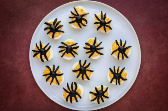 Фаршированные яйца с оливковыми пауками