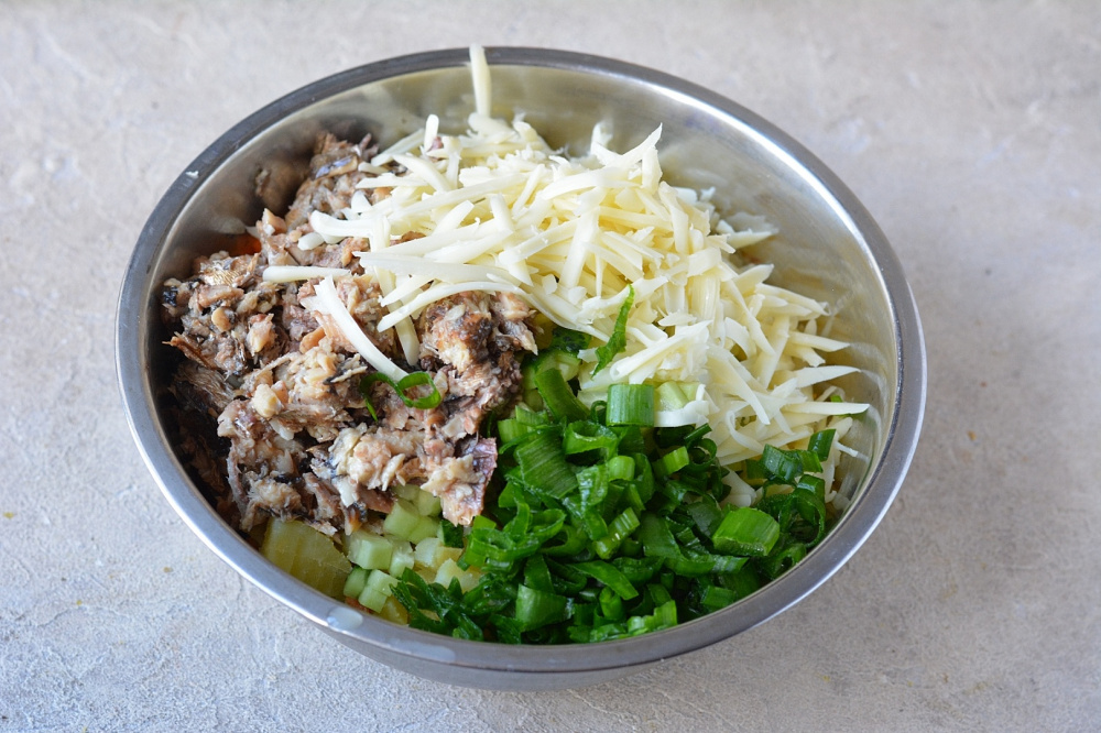 Салат со шпротами в корзиночках из лаваша 