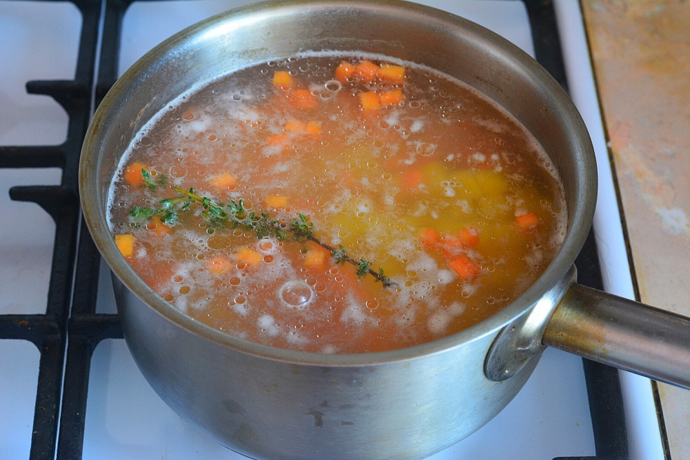 Картофельный суп с жареным беконом и луком фри
