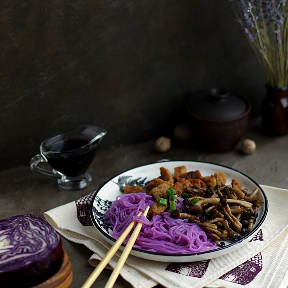 Фиолетовая лапша, шимиджи и соевые кусочки