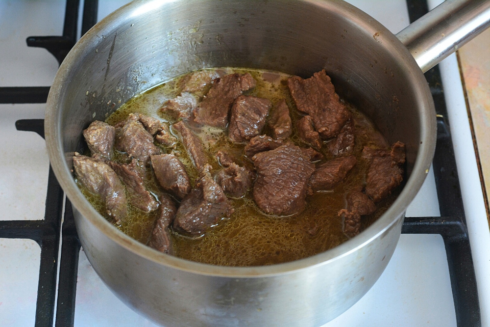 Рецепт приготовления говядины в кастрюле. Говядина в кастрюле. Мясо тушеное в кастрюле. Мясо в сотейнике. Кусочки мяса в кастрюле.