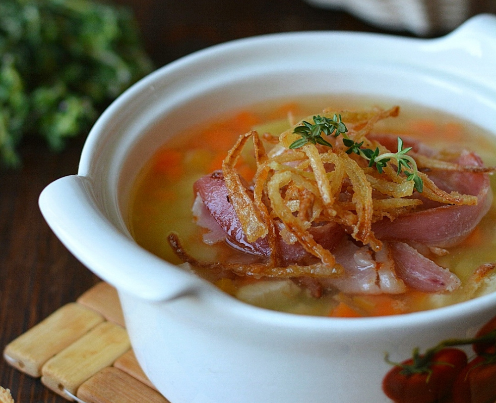 Картофельный суп с жареным беконом и луком фри