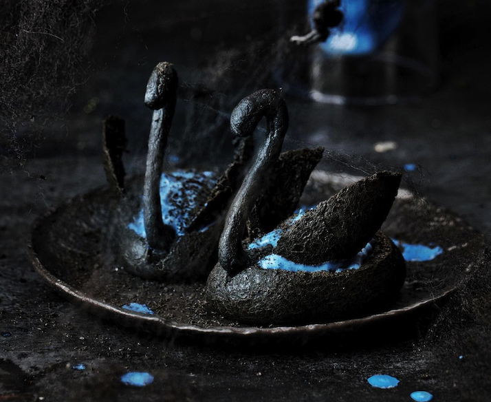 Пирожные «Черный Лебедь» с заварным кремом на Хэллоуин
