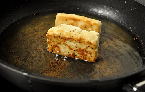 Тофу с карамельным луком и черри