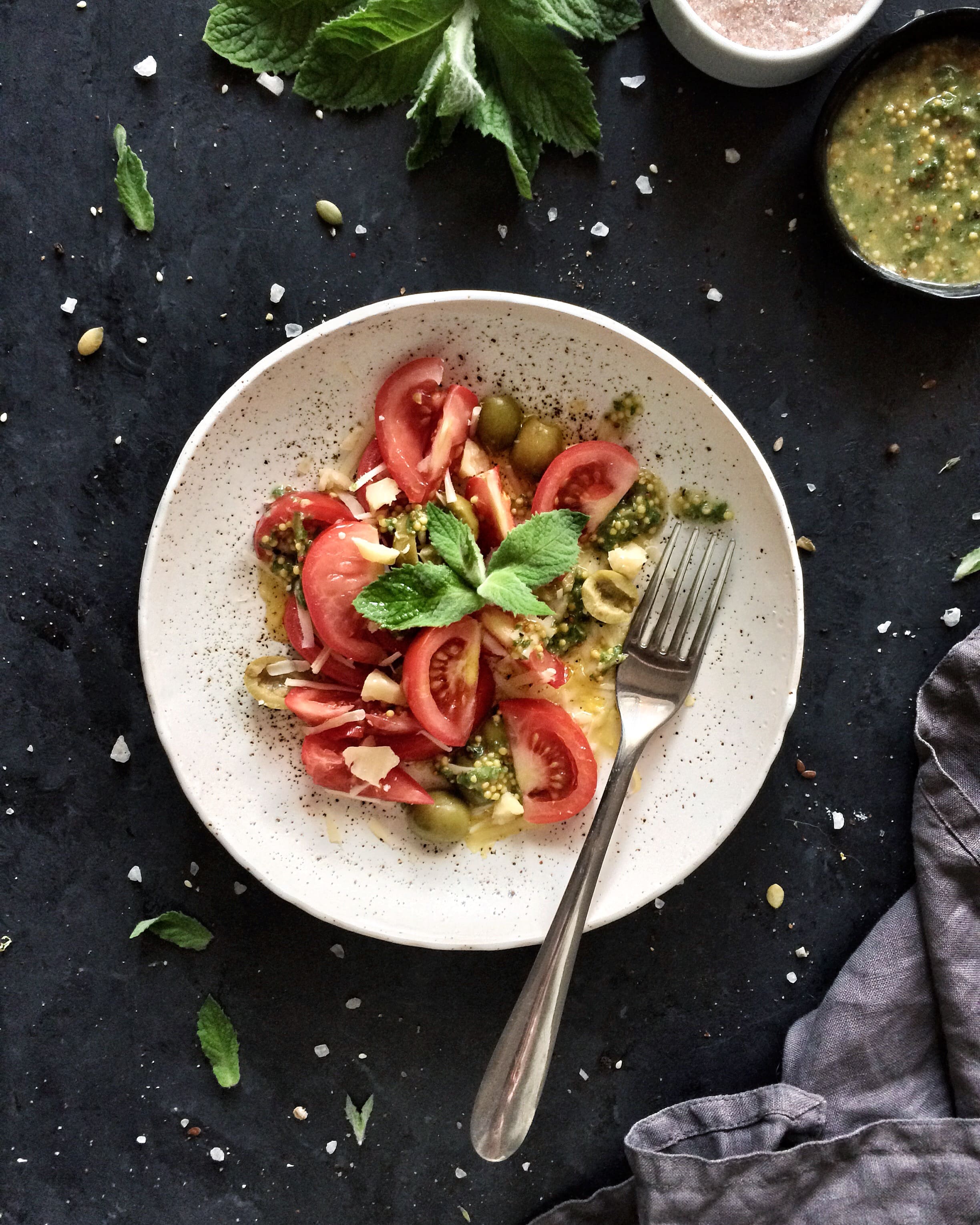 Салат с помидорами, оливками и мятно-горчичной заправкой