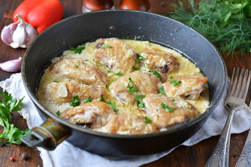 Курица запеченная в духовке с горчично-сливочном соусе с нотками чеснока
