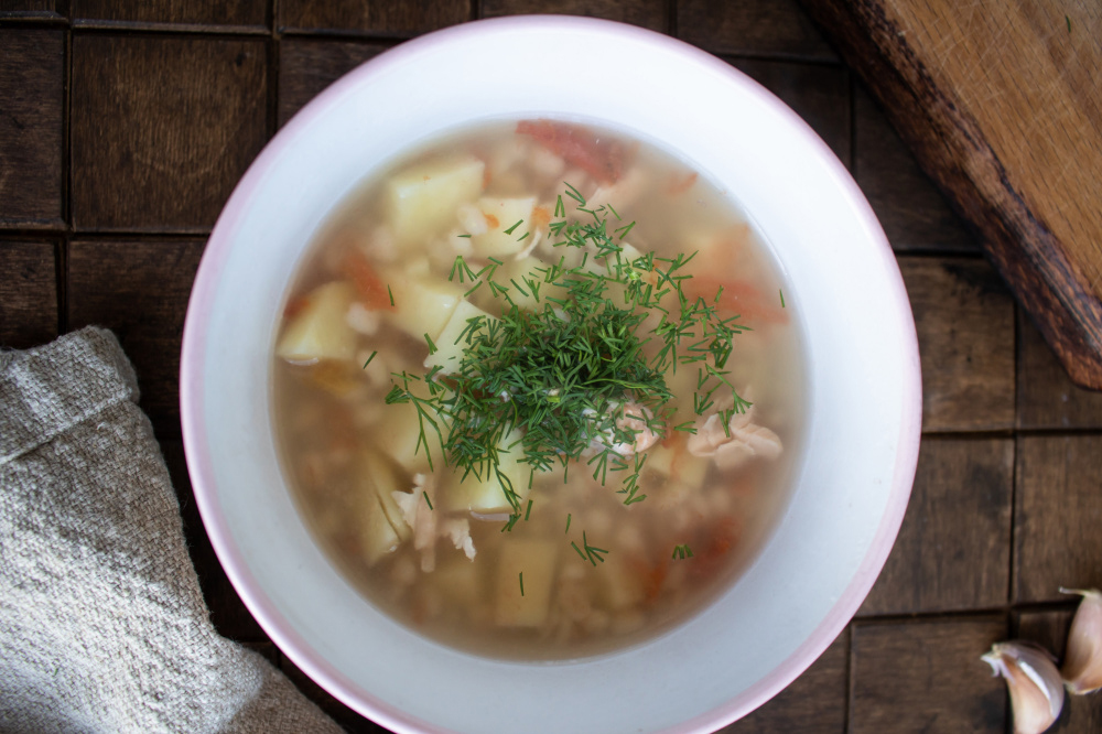 Рыбный суп с перловкой и картофелем