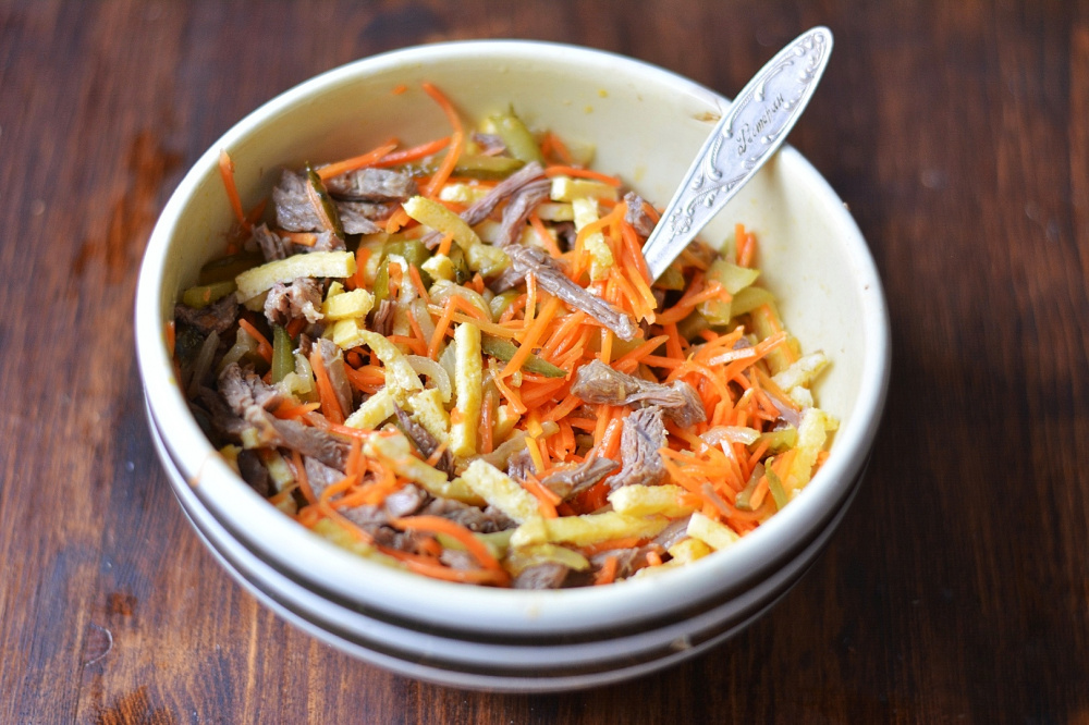 Этот салат с омлетом и креветками станет идеальным завтраком: невероятно вкусно