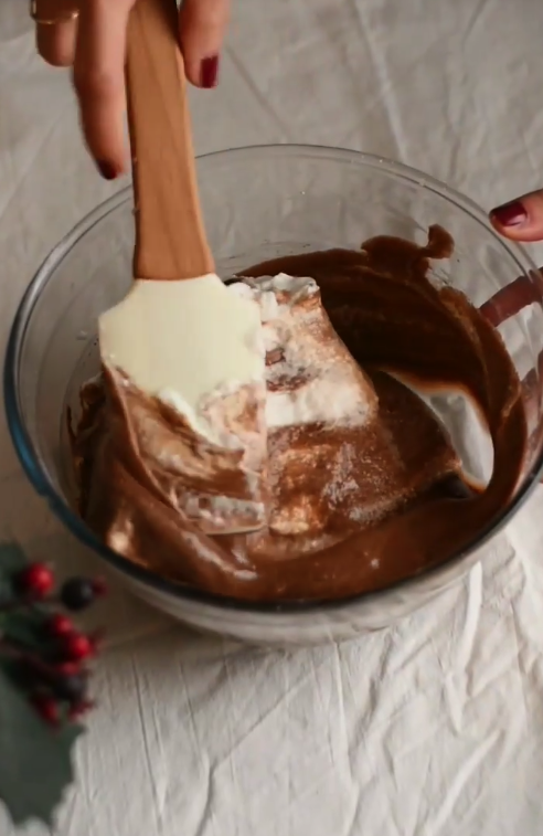 Новогодний шоколадный бисквит со снежинками 