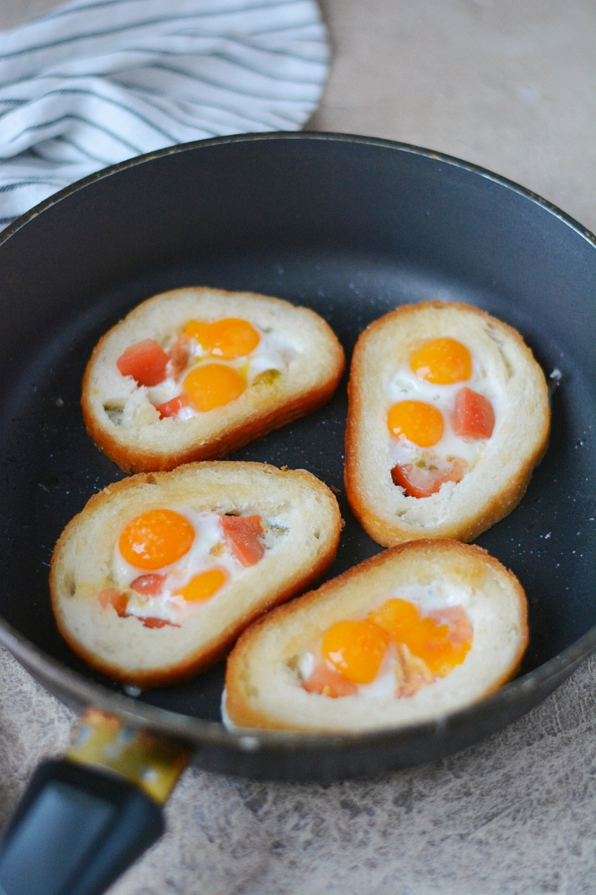 Яичница в хлебе с сыром