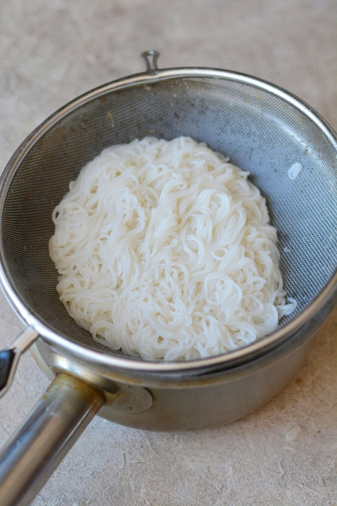 Филе индейки с рисовой лапшой – пошаговый рецепт приготовления с фото