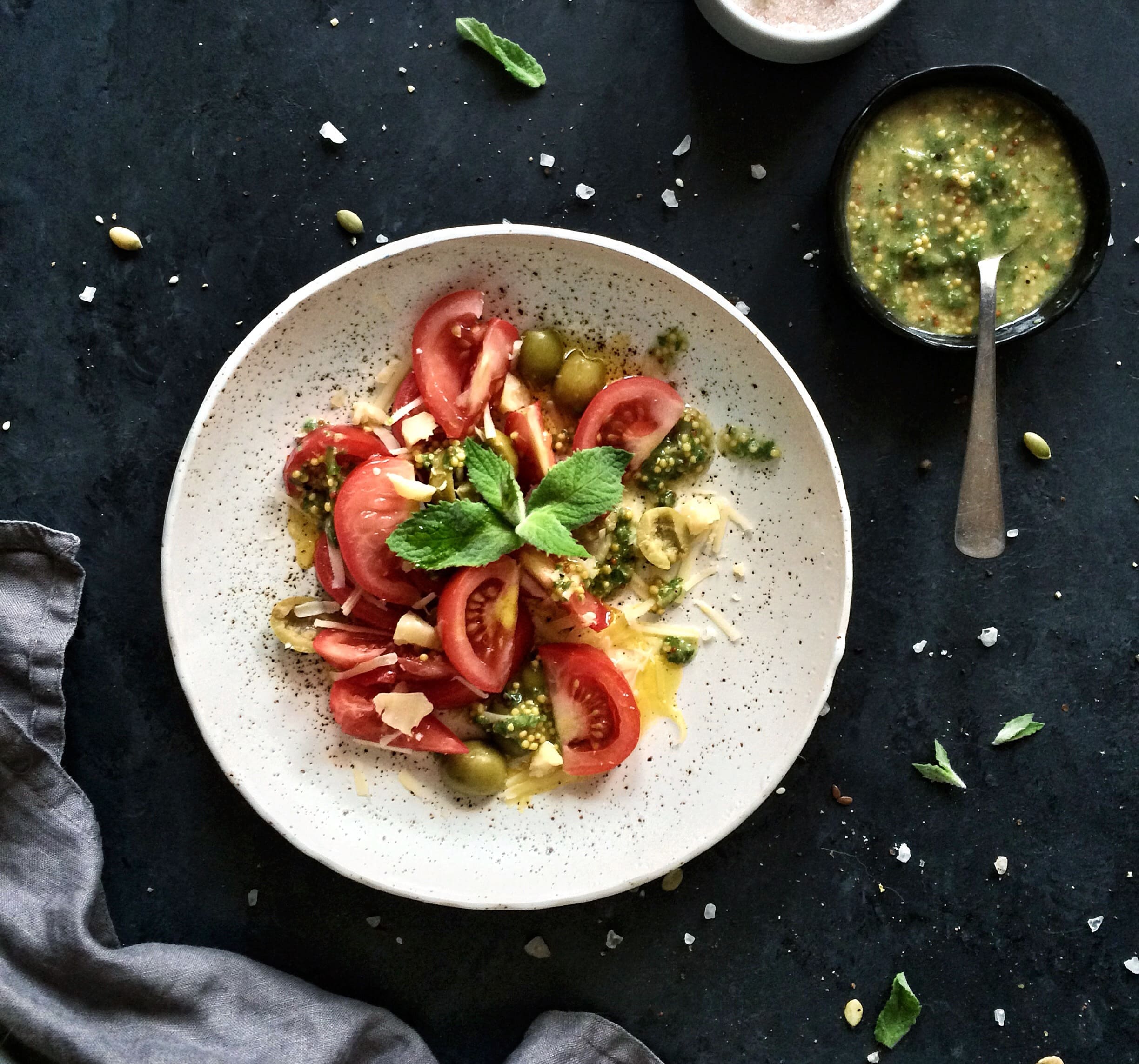 Салат с помидорами, оливками и мятно-горчичной заправкой