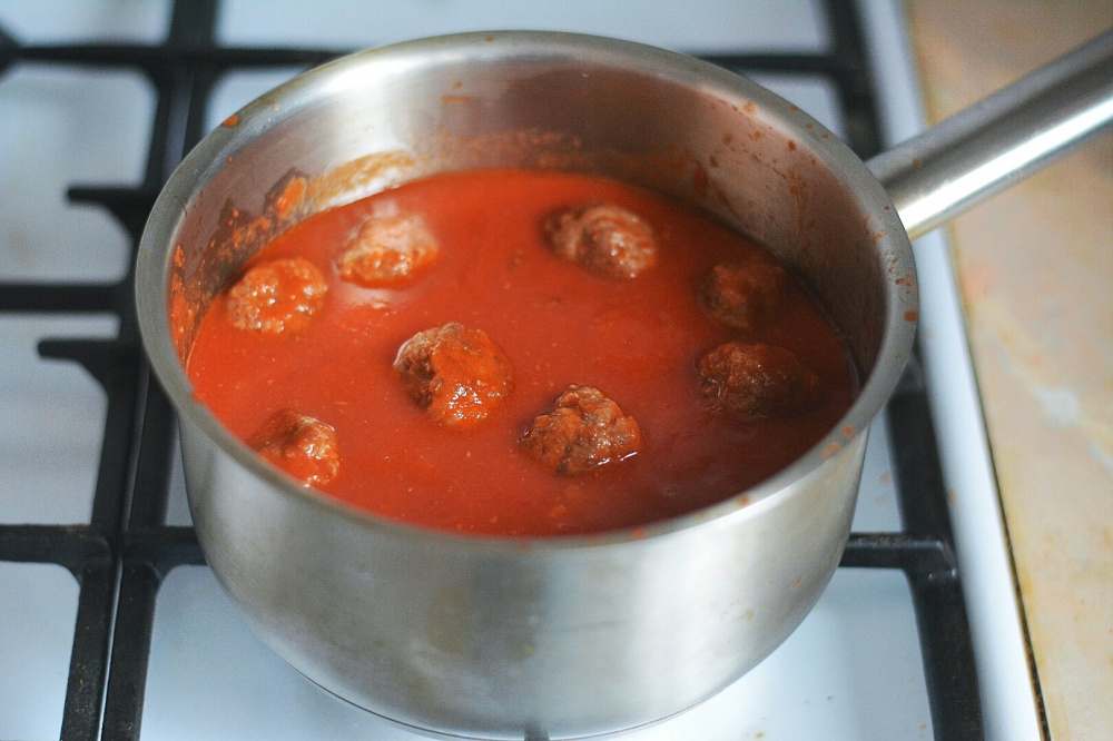 Фрикадельки с подливкой на сковороде в томатном соусе рецепт фото пошагово