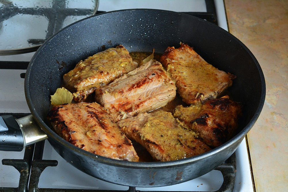 Тушёные свиные рёбрышки в горчичном маринаде