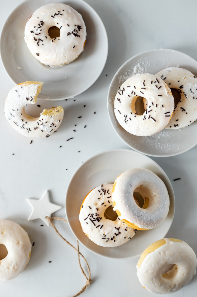 Рецепт: Сладкие пончики Донатс - с шоколадной глазурью, в духовке