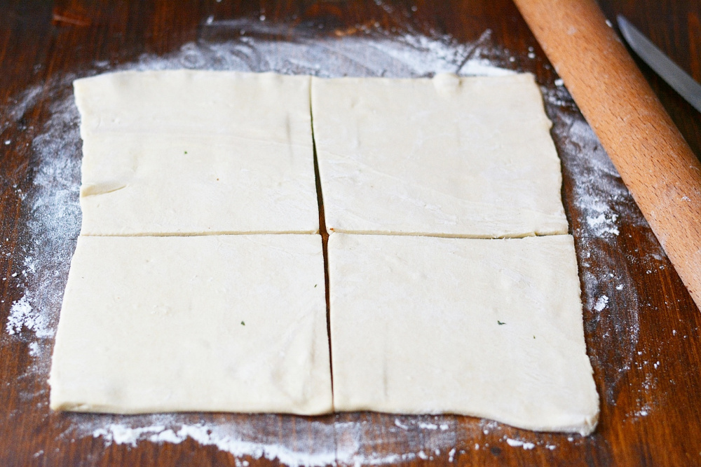 Сосиски «Ромашки» в слоёном тесте с сыром
