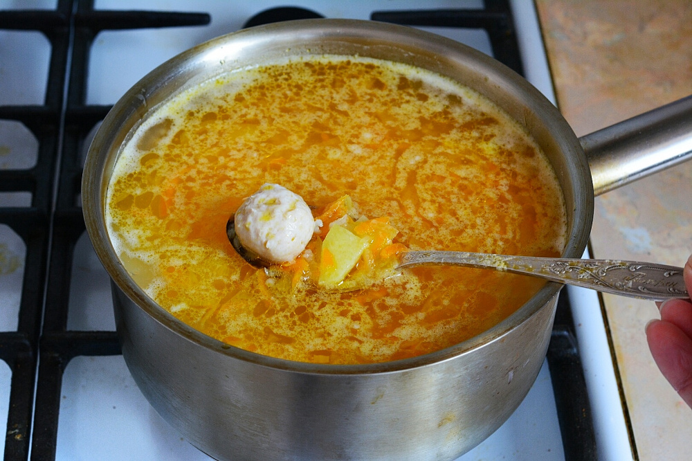 Сырный суп с рисом и фрикадельками