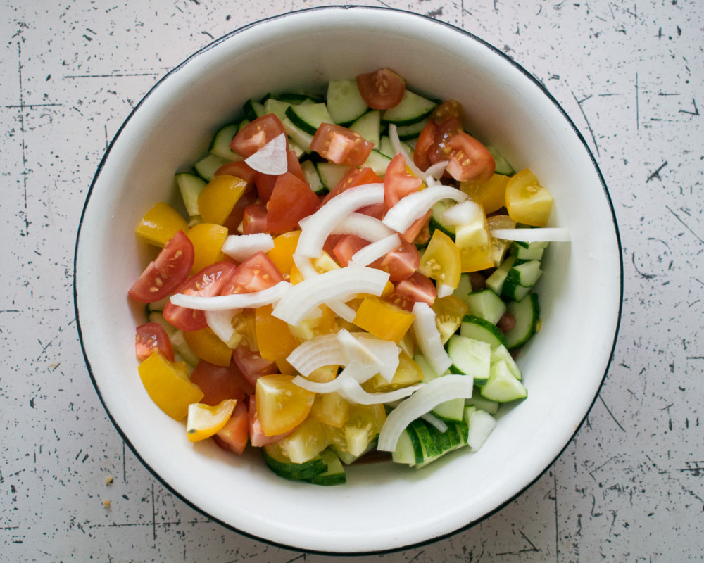 Салат из фасоли с овощами