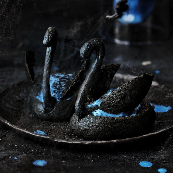 Пирожные «Черный Лебедь» с заварным кремом на Хэллоуин