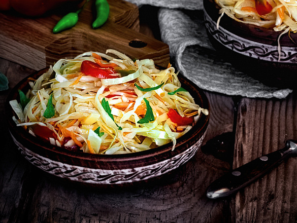 Маринованная капуста с болгарским перцем, салат