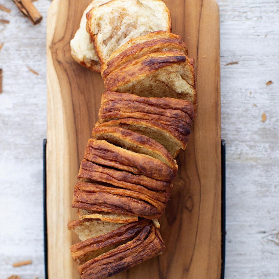 Сладкий хлеб-гармошка с корицей, мускатным орехом и кардамоном.